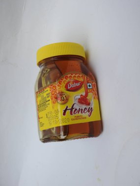 Bangalore, Karnataka, Hindistan-21 Mayıs 2021: Dünyalar arası 1 Numaralı Bal Markasının Kapanışı - 250 gm Dabur Bal şişesi beyaz arka planda izole edildi