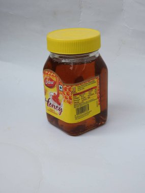 Bangalore, Karnataka, Hindistan-21 Mayıs 2021: Dünyalar arası 1 Numaralı Bal Markasının Kapanışı - 250 gm Dabur Bal şişesi beyaz arka planda izole edildi