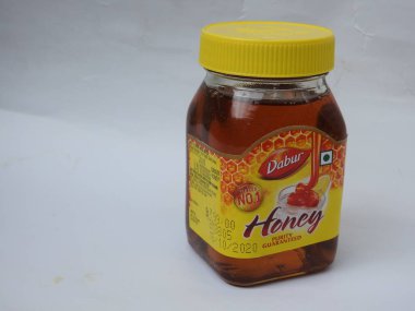 Bangalore, Karnataka, Hindistan-21 Mayıs 2021: Dünyalar arası 1 Numaralı Bal Markasının Kapanışı - 250 gm Dabur Bal şişesi beyaz arka planda izole edildi