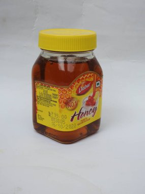 Bangalore, Karnataka, Hindistan-21 Mayıs 2021: Dünyalar arası 1 Numaralı Bal Markasının Kapanışı - 250 gm Dabur Bal şişesi beyaz arka planda izole edildi
