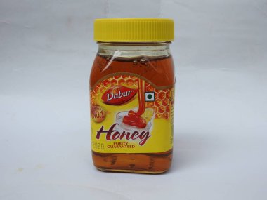 Bangalore, Karnataka, Hindistan-21 Mayıs 2021: Dünyalar arası 1 Numaralı Bal Markasının Kapanışı - 250 gm Dabur Bal şişesi beyaz arka planda izole edildi