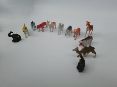 Beyaz arka planda izole edilmiş çocuklar için çeşitli vahşi hayvan figürleri oyuncakları.