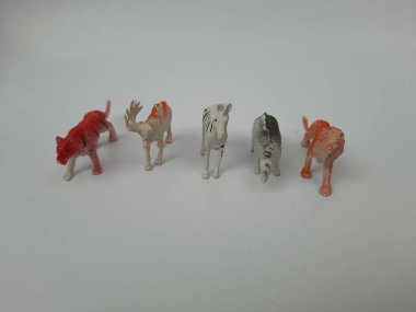 Beyaz arka planda izole edilmiş çocuklar için çeşitli vahşi hayvan figürleri oyuncakları.