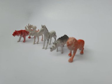 Beyaz arka planda izole edilmiş çocuklar için çeşitli vahşi hayvan figürleri oyuncakları.