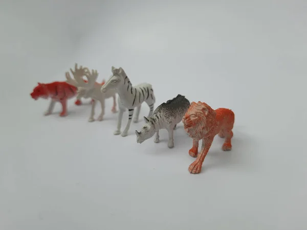 様々な動物園の閉鎖白い背景に隔離された子供のための野生動物のフィギュアおもちゃ — ストック写真