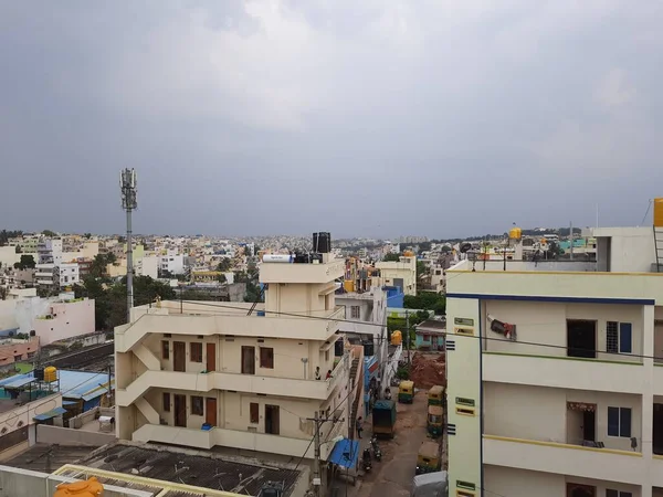 2021年4月24日インド カルナータカ州バンガロール 美しいインドのダウンタウンやバンガロール市内の街並みやテラスの水上タンクの閉鎖 — ストック写真