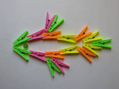 Beyaz arkaplanda izole edilmiş kumaş asılı plastik kliplerin çeşitli renk arkaplan yakın plan