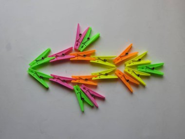 Beyaz arkaplanda izole edilmiş kumaş asılı plastik kliplerin çeşitli renk arkaplan yakın plan