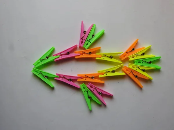 Close Van Verschillende Kleuren Achtergrond Van Doek Opknoping Plastic Clips — Stockfoto