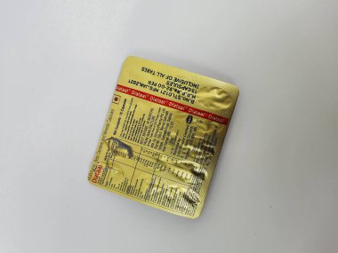 Bangalore, Karnataka, Hindistan-17 Temmuz 2021: Beyaz zemin üzerinde Diataal Multivitamin, Beta Carotene ve Mineral Kapsüllerinin kapatılması