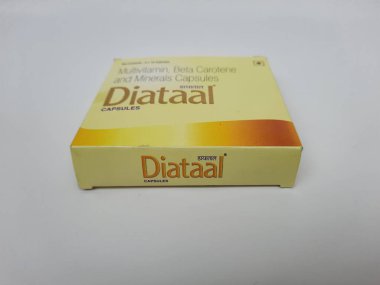 Bangalore, Karnataka, Hindistan-17 Temmuz 2021: Beyaz zemin üzerinde Diataal Multivitamin, Beta Carotene ve Mineral Kapsüllerinin kapatılması