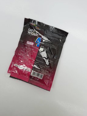 Bangalore, Karnataka, Hindistan-17 Temmuz 2021: Uniwash Detergent Powder 90g 'un kapatılması, beyaz arkaplanda izole edilmiş 10 Rs paketi