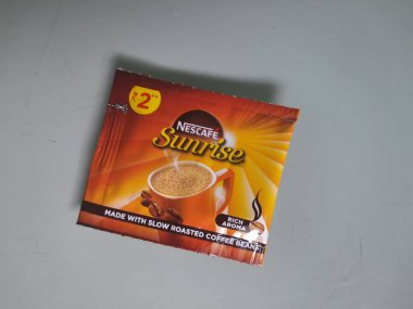 Bangalore, Karnataka, Hindistan-Temmuz 06-2021: Nescafe Sunrise 'ın kapatılması, 2.2 g 2 rs, beyaz arka planda izole keseler