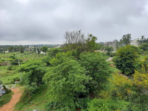 2021年7月16日インド カルナータカ州バンガロール 雨季に自然を背景にした北の村の建物や道路の美しい景色 — ストック写真