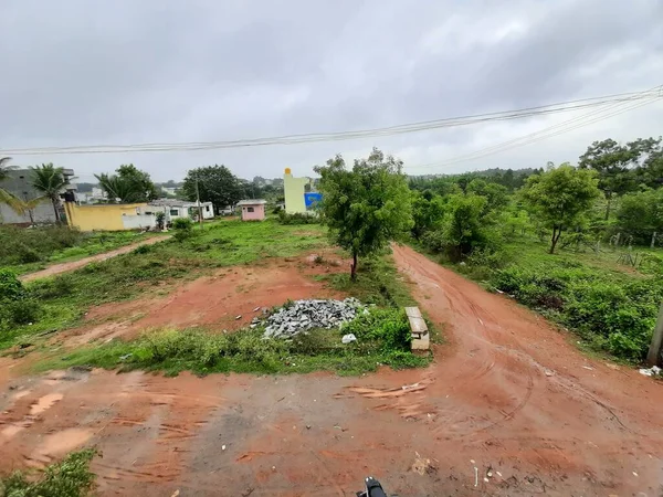2021年7月16日 印度卡纳塔克邦班加罗尔 雨季背景的班加罗尔北部村庄建筑和道路美景 — 图库照片