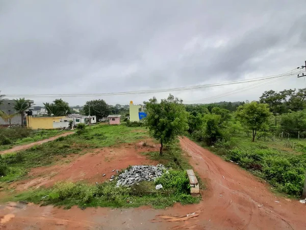 2021年7月16日インド カルナータカ州バンガロール 雨季に自然を背景にした北の村の建物や道路の美しい景色 — ストック写真