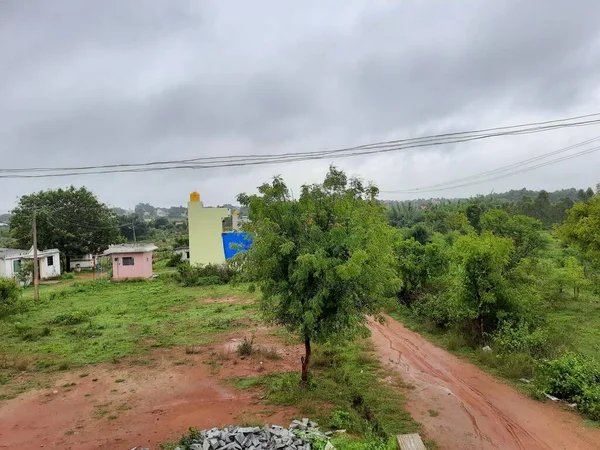 2021年7月16日 印度卡纳塔克邦班加罗尔 雨季背景的班加罗尔北部村庄建筑和道路美景 — 图库照片