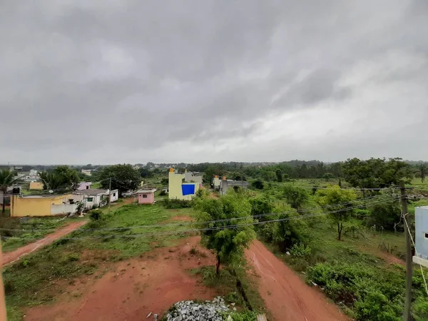 2021年7月16日インド カルナータカ州バンガロール 雨季に自然を背景にした北の村の建物や道路の美しい景色 — ストック写真