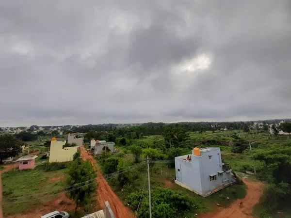 2021年7月16日インド カルナータカ州バンガロール 雨季に自然を背景にした北の村の建物や道路の美しい景色 — ストック写真