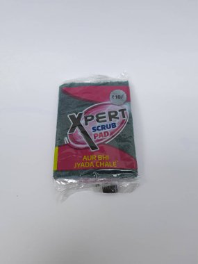 Bangalore, Karnataka, Hindistan-17 Temmuz 2021: Dolu XPERT Utensil Temizleyici Çubuğu ve Temizleyici Pedi beyaz arkaplanda izole edildi