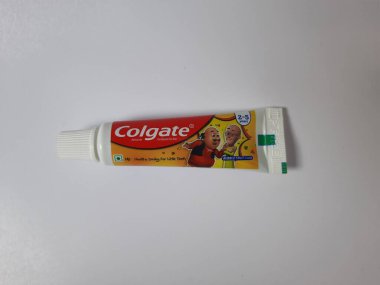 Bangalore, Karnataka, Hindistan-20 Haziran 2021: Colgate Çocuklar için Diş macununun kapatılması 2 ila 5 yıllık tüp beyaz arka planda izole edildi