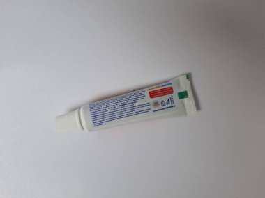Bangalore, Karnataka, Hindistan-20 Haziran 2021: Colgate Çocuklar için Diş macununun kapatılması 2 ila 5 yıllık tüp beyaz arka planda izole edildi