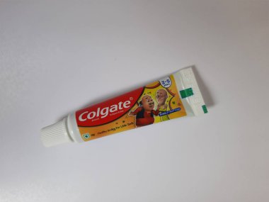 Bangalore, Karnataka, Hindistan-20 Haziran 2021: Colgate Çocuklar için Diş macununun kapatılması 2 ila 5 yıllık tüp beyaz arka planda izole edildi