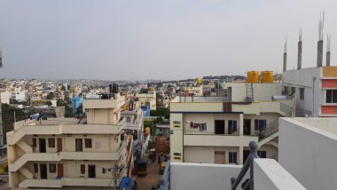 Bangalore, Karnataka, Hindistan-25 Nisan 2021: Güzel bir günün kapanışı Bangalore şehir manzarası ve mavi gökyüzü arka planlı şehir merkezi manzarası