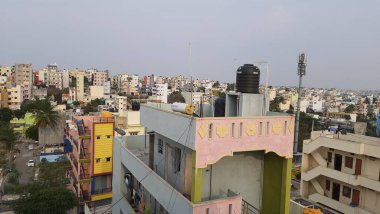 Bangalore, Karnataka, Hindistan-25 Nisan 2021: Güzel bir günün kapanışı Bangalore şehir manzarası ve mavi gökyüzü arka planlı şehir merkezi manzarası