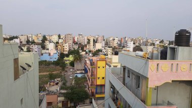 Bangalore, Karnataka, Hindistan-25 Nisan 2021: Güzel bir günün kapanışı Bangalore şehir manzarası ve mavi gökyüzü arka planlı şehir merkezi manzarası