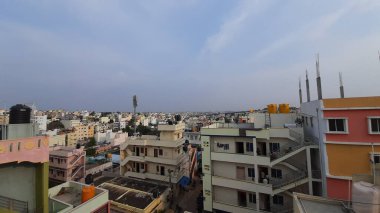 Bangalore, Karnataka, Hindistan-25 Nisan 2021: Güzel bir günün kapanışı Bangalore şehir manzarası ve mavi gökyüzü arka planlı şehir merkezi manzarası