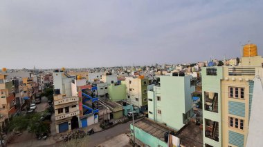 Bangalore, Karnataka, Hindistan-25 Nisan 2021: Güzel bir günün kapanışı Bangalore şehir manzarası ve mavi gökyüzü arka planlı şehir merkezi manzarası