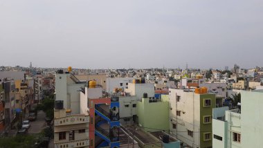 Bangalore, Karnataka, Hindistan-25 Nisan 2021: Güzel bir günün kapanışı Bangalore şehir manzarası ve mavi gökyüzü arka planlı şehir merkezi manzarası