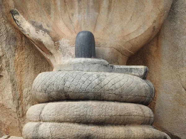 美しい石の閉鎖巨大なナガリンガムLepakshi寺ヒンドゥプール彫刻 — ストック写真