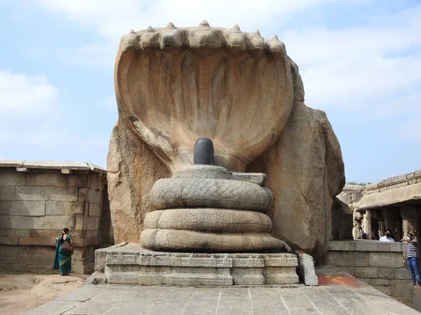 用漂亮的石雕成的布衣 巨大的Naga Lingam Lepakshi印度教圣殿 — 图库照片