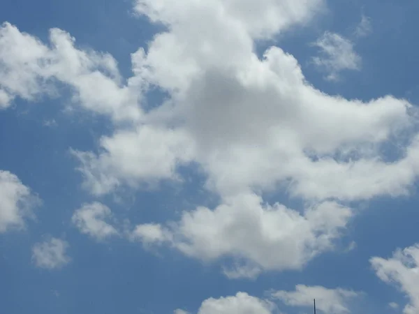 青い空の背景を持つ美しい天の白い雲の閉鎖 — ストック写真