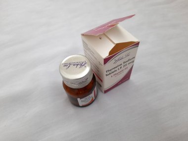 Bangalore, Karnataka, Hindistan-Aug 10 2021: L-THYROID-25 veya Thyroxoin Sodium 25 mcg Johnlee Eczacılık Ltd. şirket tableti beyaz arkaplanda izole edilmiş bir şişe.