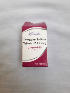 Bangalore, Karnataka, Hindistan-Aug 10 2021: L-THYROID-25 veya Thyroxoin Sodium 25 mcg Johnlee Eczacılık Ltd. şirket tableti beyaz arkaplanda izole edilmiş bir şişe.