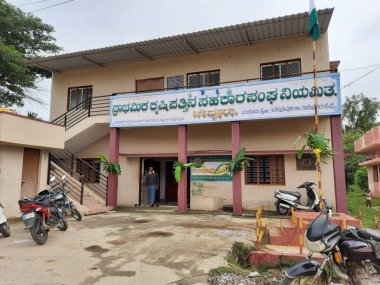 Bevoor, Karnataka, Hindistan-Aug 15 2021: İstihkak Deposu veya İstihkak Toplumu ve Birincil Tarım Kooperatifi Toplum Binası Hindistan 'ın Bağımsızlık Günü' nü kutluyor.