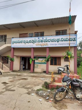 Bevoor, Karnataka, Hindistan-Aug 15 2021: İstihkak Deposu veya İstihkak Toplumu ve Birincil Tarım Kooperatifi Toplum Binası Hindistan 'ın Bağımsızlık Günü' nü kutluyor.