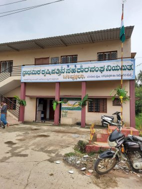 Bevoor, Karnataka, Hindistan-Aug 15 2021: İstihkak Deposu veya İstihkak Toplumu ve Birincil Tarım Kooperatifi Toplum Binası Hindistan 'ın Bağımsızlık Günü' nü kutluyor.