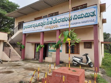 Bevoor, Karnataka, Hindistan-Aug 15 2021: İstihkak Deposu veya İstihkak Toplumu ve Birincil Tarım Kooperatifi Toplum Binası Hindistan 'ın Bağımsızlık Günü' nü kutluyor.