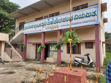 Bevoor, Karnataka, Hindistan-Aug 15 2021: İstihkak Deposu veya İstihkak Toplumu ve Birincil Tarım Kooperatifi Toplum Binası Hindistan 'ın Bağımsızlık Günü' nü kutluyor.