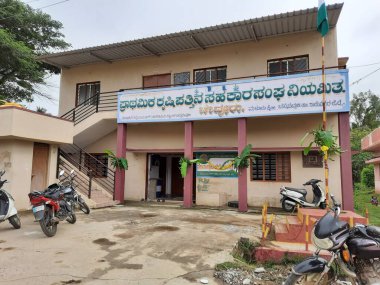 Bevoor, Karnataka, Hindistan-Aug 15 2021: İstihkak Deposu veya İstihkak Toplumu ve Birincil Tarım Kooperatifi Toplum Binası Hindistan 'ın Bağımsızlık Günü' nü kutluyor.