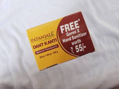 Bangalore, Karnataka, Hindistan-Aug 14 2021: Patanjali Dant kanti 'nin yakın çekimi Doğal Diş macunu ücretsiz Germi X Hand Sıvı Sıvı Temizleyici şişesi beyaz arkaplanda izole edildi