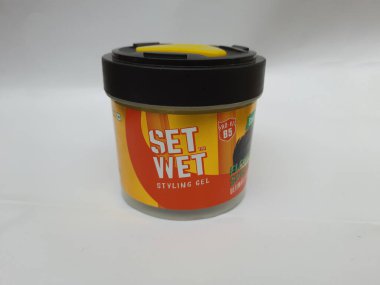 Bangalore, Karnataka, Hindistan-Aug 10-2021: Set Wyle Style Saç Jel Ultimate Hold, 250 ml plastik kap veya beyaz arkaplanda izole edilmiş şişe