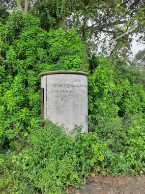 Bir köyde ya da çiftlikte su temini yakın mesafede beton silindirli ev tipi bir ev. Kapısı ve içerisi elektrik bağlantıları açık ve kapalı..
