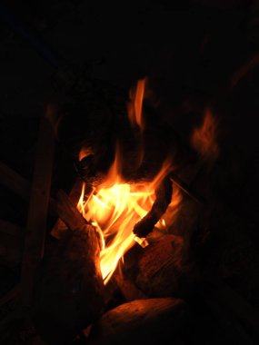 Ahşap şömineli bir evde yanan ya da ızgara yapılmış tavuğa yakın çekim.