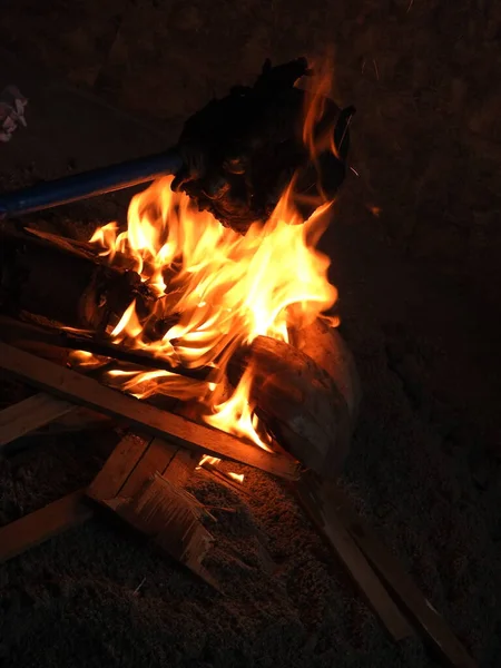 Ahşap Şömineli Bir Evde Yanan Izgara Yapılmış Tavuğa Yakın Çekim — Stok fotoğraf