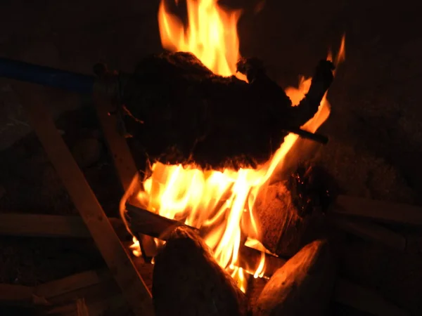 烤鸡或烤鸡用木柴在外面的房子里做的东西 — 图库照片